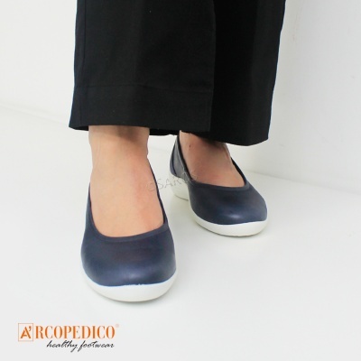 Sapatos sapatilha azul escuro com sola branca, das marcas ARCO PEDICO