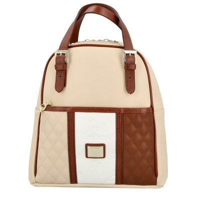 Mochila bege, castanha e branca Cavalinho com textura de pele e padrão acolchoado.