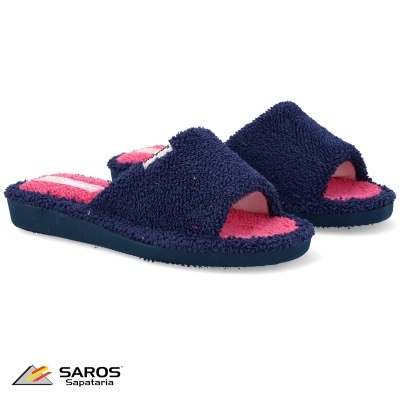 Chinelos abertos felpudos azul escuro com interior rosa e sola azul escura