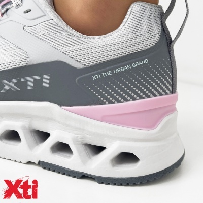 Sapatilha desportiva cinzenta e rosa com sola branca e texto impresso