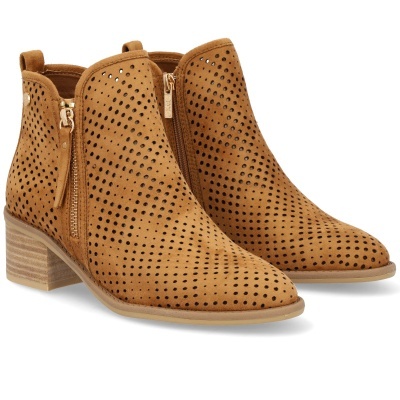 Botas castanhas de camurça com perfurações e fecho dourado lateral