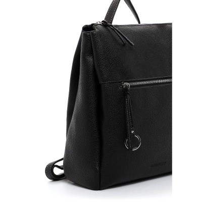 Mochila preta de material granulada com fecho e marca SURI FREY
