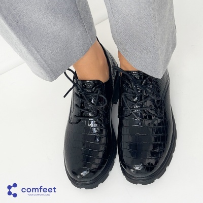 Sapatos pretos brilhantes com padrão tipo pele de crocodilo