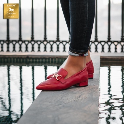 Mocassins vermelhos de couro com fivela dourada ao ar livre