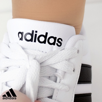 Sapatilha Adidas branca com detalhes pretos e atacadores brancos
