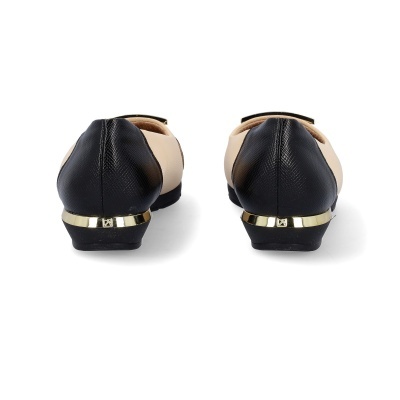 Par de sapatos rasos femininos bicolores com detalhe dourado no salto