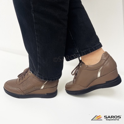 Sapatos femininos castanhos de couro com salto cunha e sola preta