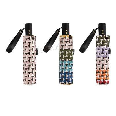 Três guarda-chuvas compactos com padrão geométrico colorido e punho preto