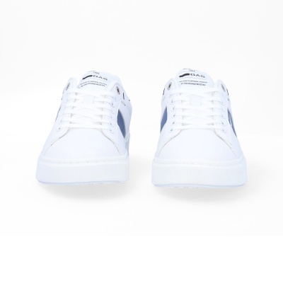 Par de sapatilhas brancas com detalhes azuis e solas brancas