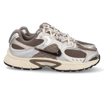 Sapatos desportivos Nike castanhos, bege e prateados com sola grossa