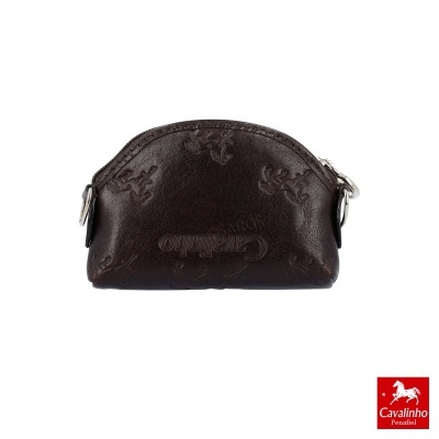 Bolsa pequena em pele castanha com padrão em relevo e fecho prateado