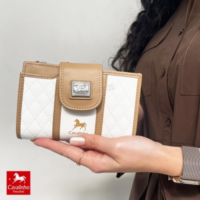 Carteira feminina Cavalinho branca e castanha com padrão matelassé e logo metálico
