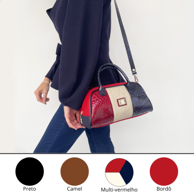 Mala tricolor em padrão pele cobra com alça tiracolo e bolsos laterais