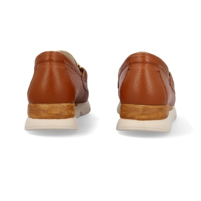 Sapatos castanhos de couro com sola branca e salto envelhecido vistos de trás.