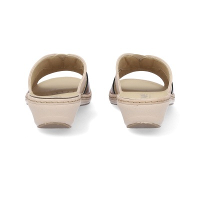 Chinelos bege femininos com salto baixo vistos de trás