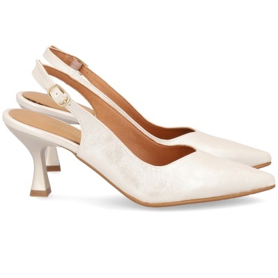 Sapatos de salto médio em pele branca com fecho de fivela dourada