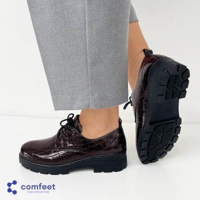 Sapatos de couro bordô com textura de crocodilo e sola preta antiderrapante.