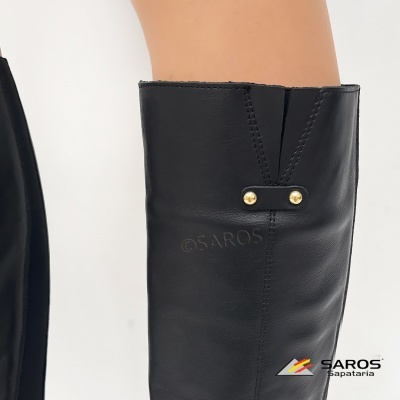 Bota feminina preta de couro com detalhes de costura e rebites dourados