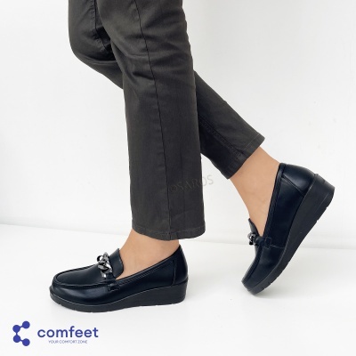 Sapatos mocassim femininos pretos com sola preta e detalhes metálicos