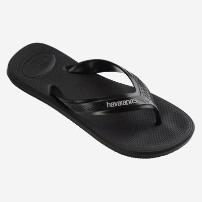 Chinelos havaianas pretos com logo branco sobre fundo branco
