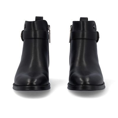 Botas pretas de couro com fecho e fivela no tornozelo