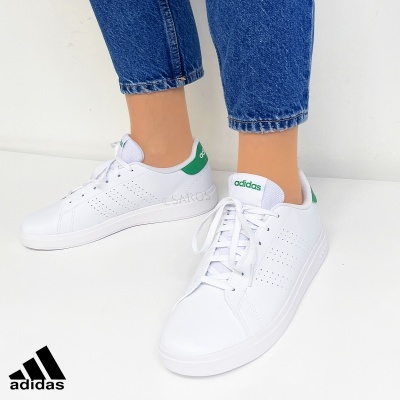 Sapatilhas Adidas brancas com detalhes verdes e sola branca