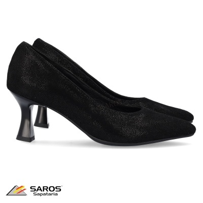 Sapatos de salto alto pretos com textura brilhante e salto largo curvado