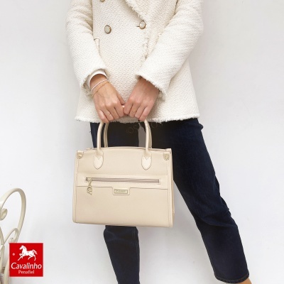 Mala bege clara com alças duplas e fecho de correr frontal