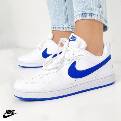 Ténis Nike brancos com logótipo azul e sola azul