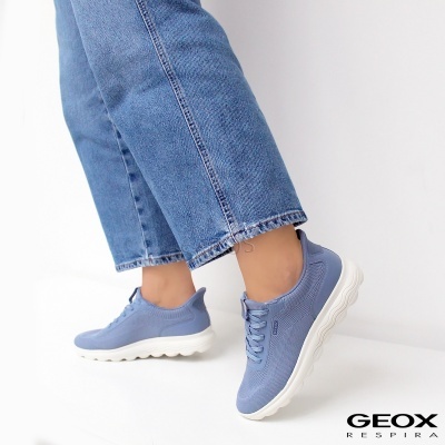 Ténis azuis claros GEOX com sola branca e calças de ganga azuis