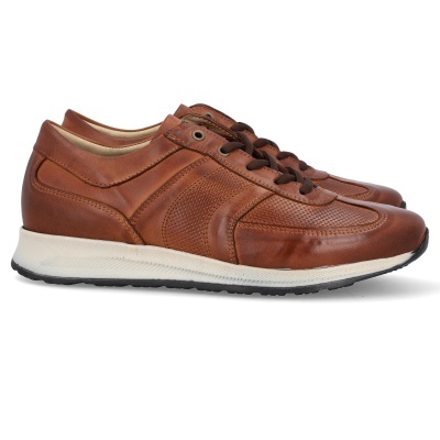 Ténis de couro castanho com sola branca e atacadores castanhos
