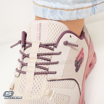 Ténis Skechers Glide-Step bege com detalhes em rosa e roxo com sola rosa e calças de ganga claras