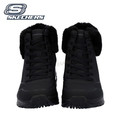 Botas pretas da Skechers com pelo e atacadores