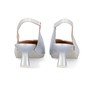 Sapatos de salto alto prata com tiras texturizadas vistos de trás