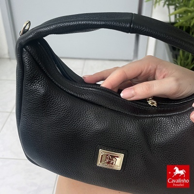 Mala preta em pele textura granulada com placa dourada Cavalinho