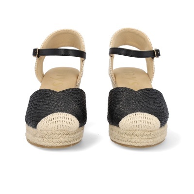 Sandálias femininas com salto de corda, ráfia preta e bege, tiras pretas com fivela.