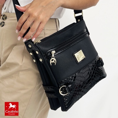 Mala preta com padrões texturizados e fecho dourado