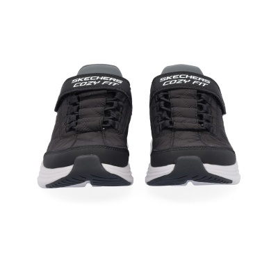 Par de sapatilhas pretas Skechers Cozy Fit com sola branca e velcro com texto.