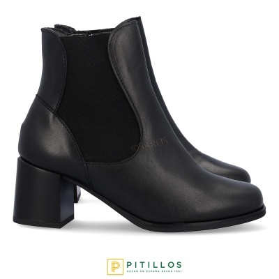 Botas pretas em pele com salto quadrado e painéis elásticos laterais