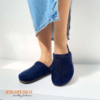 Pantufas azul escuro de tecido tricotado em fundo branco