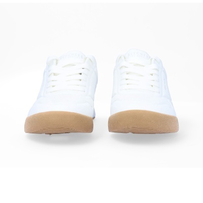 Par de sapatilhas brancas com sola castanha clara vistas de frente