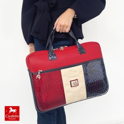 Pasta de senhora Cavalinho em vermelho, bege e azul escuro com textura tipo pele de crocodilo