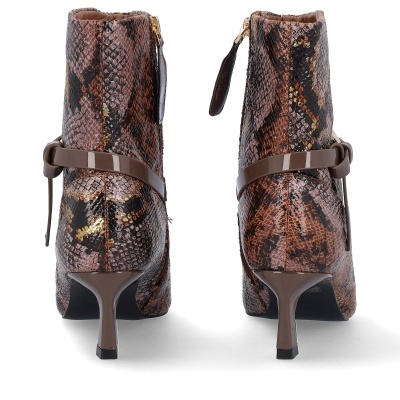 Botins femininos com padrão de pele de cobra, salto alto castanho e fita ao redor do tornozelo