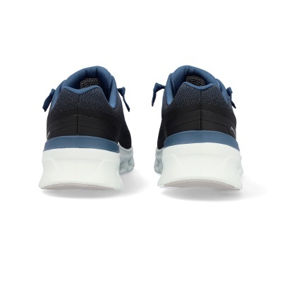 Ténis desportivos Skechers pretos e azuis com sola branca vista de trás