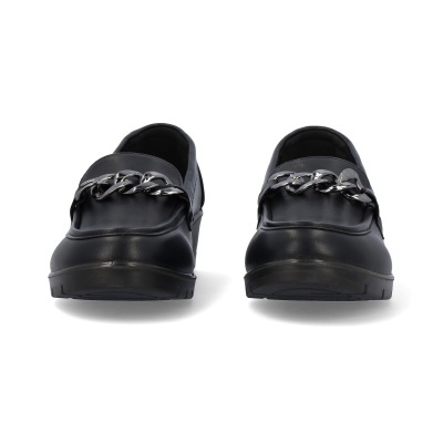 Mocassins pretos com corrente metálica prateada