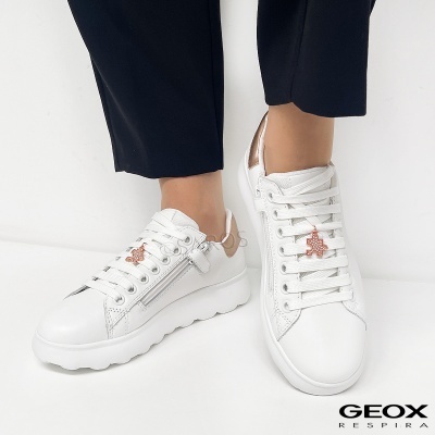 Ténis brancos em pele com detalhes rosa dourado usados