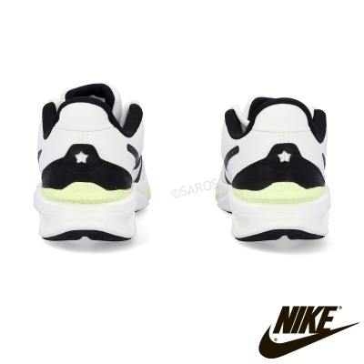 Ténis Nike brancos e pretos com detalhes amarelos numa apresentação limpa sobre fundo branco