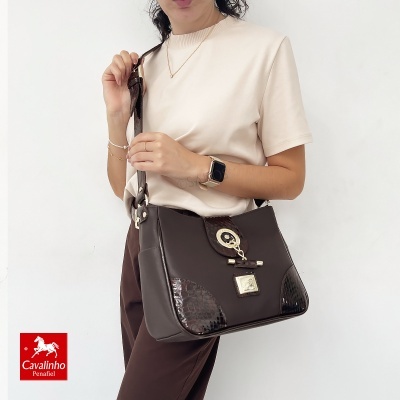 Mala de senhora castanho-escuro com textura de crocodilo e fecho dourado