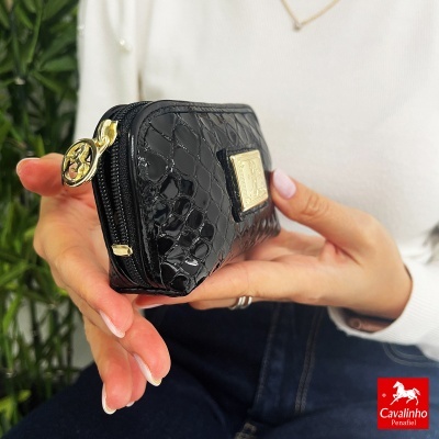 Carteira preta com textura de pele e fecho dourado