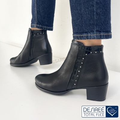 Botas pretas em pele com tachas e salto médio